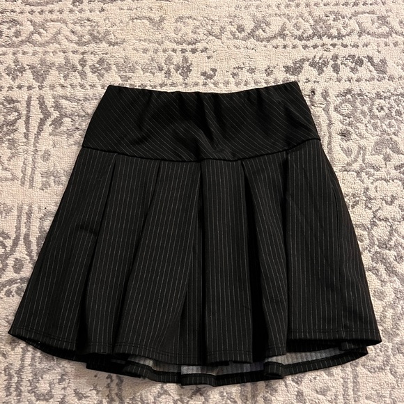 Black and White Pinstriped Pleated Mini Skirt - Picture 2 of 3
